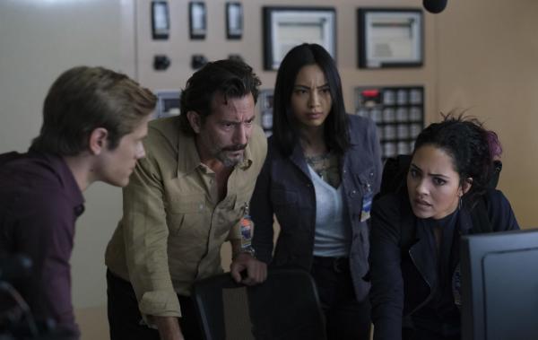 Bild 1 von 10: (v.l.n.r.) Angus MacGyver (Lucas Till); Russ Taylor (Henry Ian Cusick); Desi Nguyen (Levy Tran); Riley Davis (Tristin Mays)