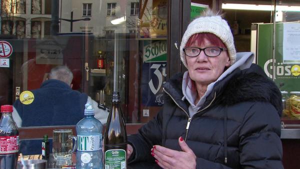 Bild 1 von 11: Im Bild: Frau beim Würstelstand in der Verbotszone Floridsdorf: \