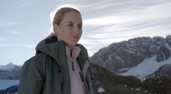 Bild 1 von 7: Im Bild: Nina Ortlieb genießt die Ausblicke vom Arlberg Trail.