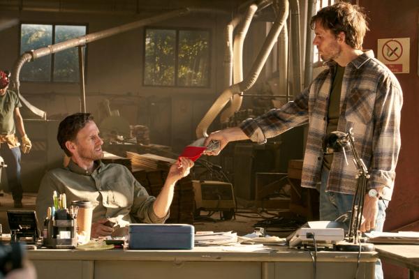 Bild 1 von 6: Steven Cree as Liam McKee and Sam Claflin as Patrick McKee in Bagman. Photo Credit: Simon Varsano