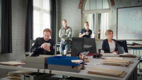Bild 1 von 10: Die Kommissare Kai Timmermann (Mathias Junge), Lars Pöhlmann (Dominic Boeer), Anneke van der Meer (Isabel Berghout) und Katrin Börensen (Claudia Schmutzler) tragen die Ergebnisse zusammen: Hat Jonas seinen Vater umgebracht, um an sein Erbe zu kommen? Oder schützt die Mutter ihren Sohn und wollte selbst ihren Ex-Mann loswerden? Oder ist der Täter doch im Kreise der Blaublüter ausfindig zu machen? Hat Ben von Seelow seinen Nebenbuhler ausgeschaltet? Eines steht fest, Bodo Wittke hatte mehr Feinde, als ihm lieb war.