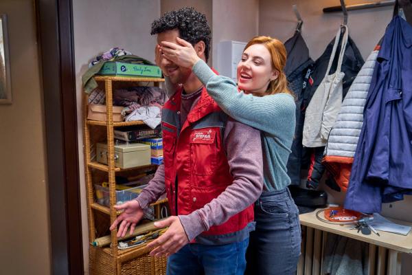 Bild 1 von 3: Caro (Meriel Hinsching, r.) hat für Yannik (Rojan Juan Barani, l.) eine Überraschung vorbereitet.