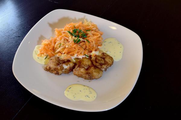 Bild 1 von 17: Im Bild: Skreizungen mit Remoulade und Rohkostsalat.