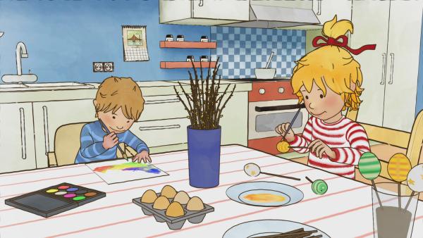 Bild 1 von 4: Conni und Jakob basteln Osterschmuck.