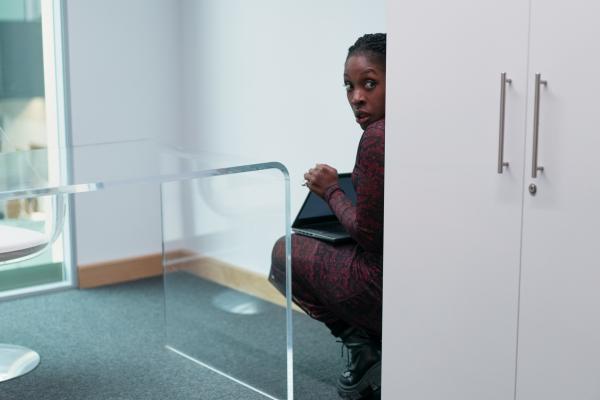 Bild 1 von 3: Jack (Ronke Adekoluejo) fliegt beinahe dabei auf, wie sie sich in das Büro der Chefprogrammiererin schleicht. Sie muss schnell für eine Ablenkung sorgen und weiß auch schon, wie.