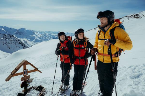 Bild 1 von 15: Beim Marterl verliert sich die Spur des vermissten Christian Persch. Die Bergretter Markus Kofler (Sebastian Ströbel, r.), Tobias Herbrechter (Markus Brandl, l.) und Katharina Strasser (Luise Bähr, M.) sind ratlos.