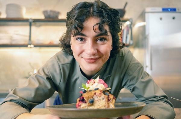 Bild 1 von 2: Lucie zeigt, wie man Brotpudding zubereitet: Dabei lassen sich alte Brotreste verarbeiten.