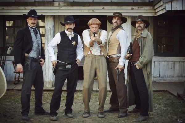 Bild 1 von 1: Holger Stockhaus (l.), Matthias Matschke (2.v.l.), Max Giermann (M.), Alexander Schubert (2.v.r.) und Carsten Strauch (r.).