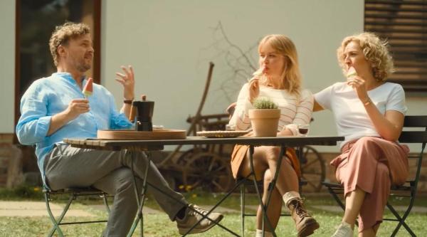 Bild 1 von 26: (v.l.n.r.) Paul Menke (Daniel Scholz); Nico Menke (Isabel Hinz); Doreen Menke (Jessica Walther Gabory)