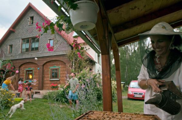 Bild 1 von 6: Die tschechische Familie Dlouhy musste ihr Umgebindehaus von Grund auf sanieren und restaurieren: Die Familie gehört zu den Pionieren der auch in Tschechien stetig wachsenden Gemeinde der Umgebindehaus-Liebhaber.