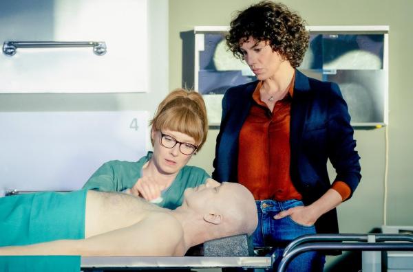 Bild 1 von 28: Im Bild: Chefermittlerin Stascha (Jasmin Gerat, re.) schaut sich bei Pathologin Brigita (Sarah Bauerett, li.) die Leiche (Darko Milas, Mitte) genauer an.
