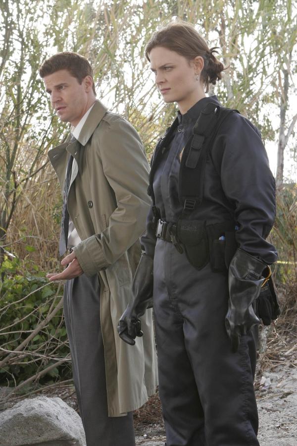Bild 1 von 13: Booth (David Boreanaz, l.); Dr. Brennan (Emily Deschanel, r.)