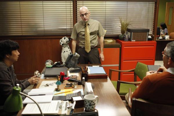Bild 1 von 20: Pelton (Jim Rash, M.) sieht nicht ein, dass Señor Chang (Ken Jeong, l.) wieder zurück ans College kommen darf ...