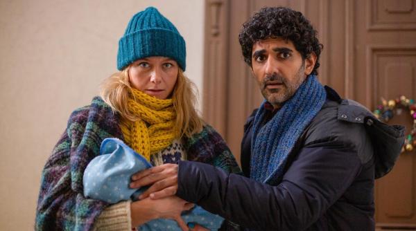 Bild 1 von 2: Im Bild: Leonie (Anna Unterberger, li.) und Kian (Reza Brojerdi, re.) finden ein Findelkind.