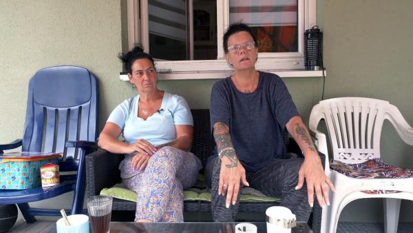 Bild 1 von 1: Ela (li.) und Beate sind auf Jobsuche. Beate hat allerdings seit Jahren mit Depressionen zu kämpfen und war deshalb lange nicht im Stande, arbeiten zu gehen. Die 56-Jährige hofft, dass sie ihre psychischen Probleme bald wieder in den Griff bekommt.