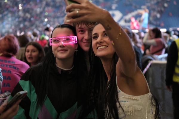 Bild 1 von 14: Partyschlager-Fans in der Gelsenkirchner Fußball-Arena im Oktober 2024