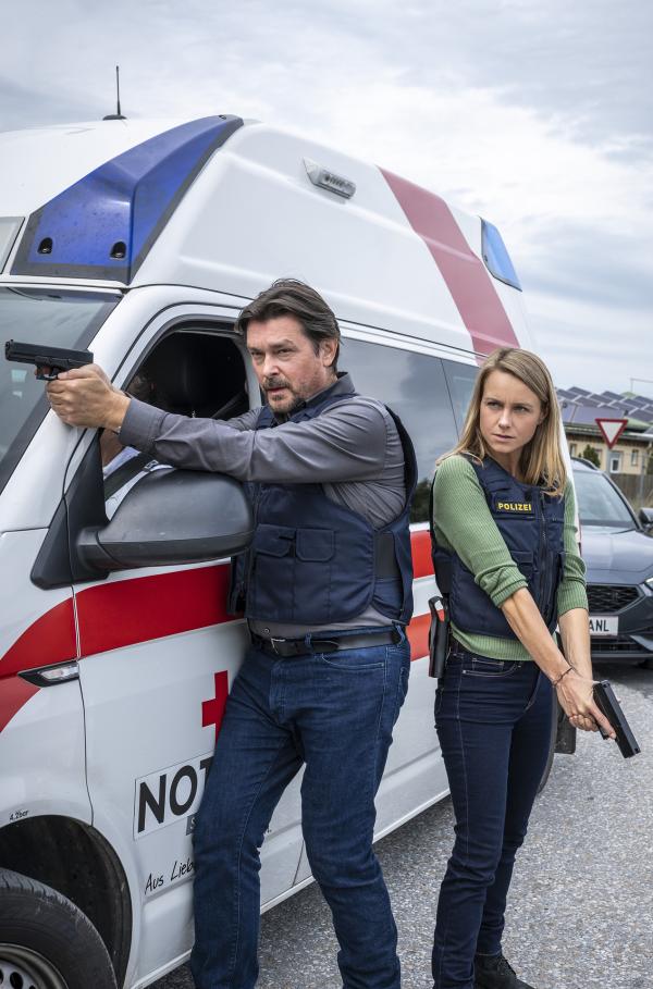 Bild 1 von 9: Im Einsatz: Kommissar Sascha Bergmann (Hary Prinz, links) und seine Kollegin Anni Sulmtaler (Anna Unterberger, rechts) ermitteln gemeinsam.