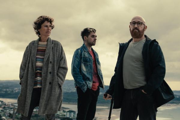 Bild 1 von 8: (v.l.n.r.) Tomás (Javier Cámara); Tacho (Darío Loureiro); Maite (Mónica López)