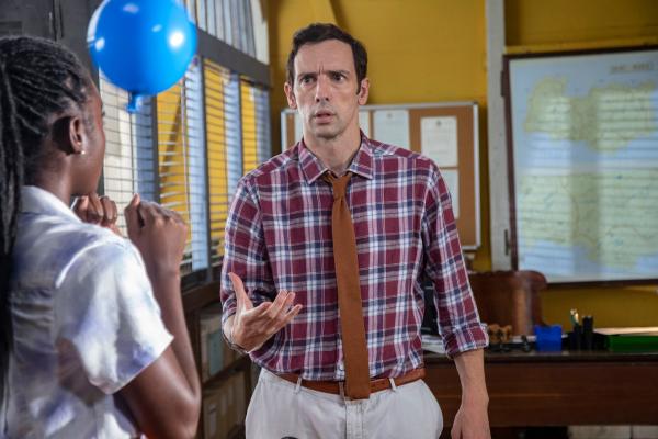 Bild 1 von 3: Als Naomi Thomas (Shantol Jackson) die Polizeiwache anlässlich DI Neville Parkers (Ralf Little) letzten Arbeitstages schmückt, kommt Neville eine zündende Idee, die ihn der Lösung des Falls näher bringt.