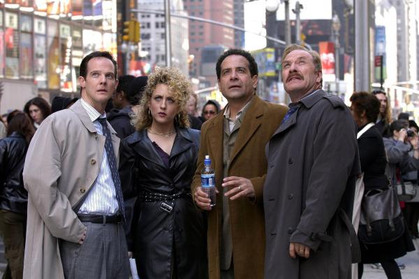 Bild 1 von 4: Im Bild (v.li.): Jason Gray-Stanford (Lt. Randall Disher), Bitty Schram (Sharona Fleming), Tony Shalhoub (Adrian Monk), Ted Levine (Capt. Leland Stottlemeyer).