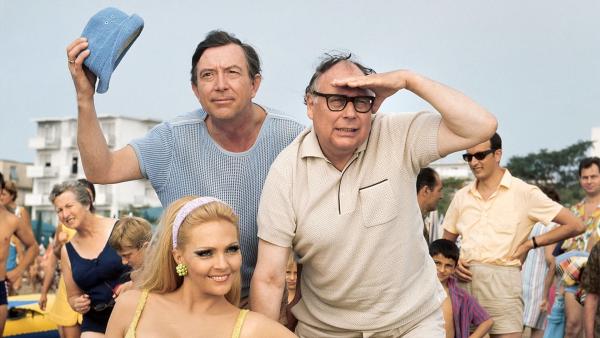 Bild 1 von 1: Willi Hirsekorn (Heinz Erhardt, re.) und Heimo Buntje (Günther Jerschke, li.) umgarnen die Strandschönheit Clementine (Almut Berg).