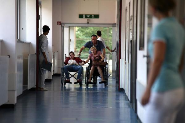 Bild 1 von 9: Harald (Hannes Jaenicke, M.) wird zugleich Vater und Opa: Kaum setzen bei Marla (Nina Gummich, l.) die ersten Wehen ein, da zieht Sabine (Dana Golombek, r.) auch schon nach ...