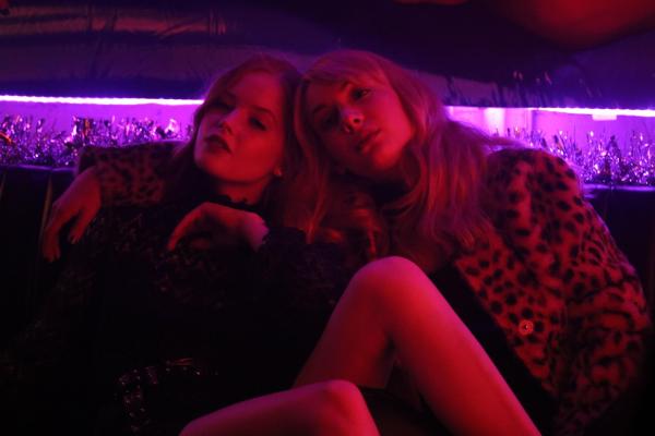 Bild 1 von 9: Erin (Ellie Bamber, l.); Leah (Hannah Marks, r.)