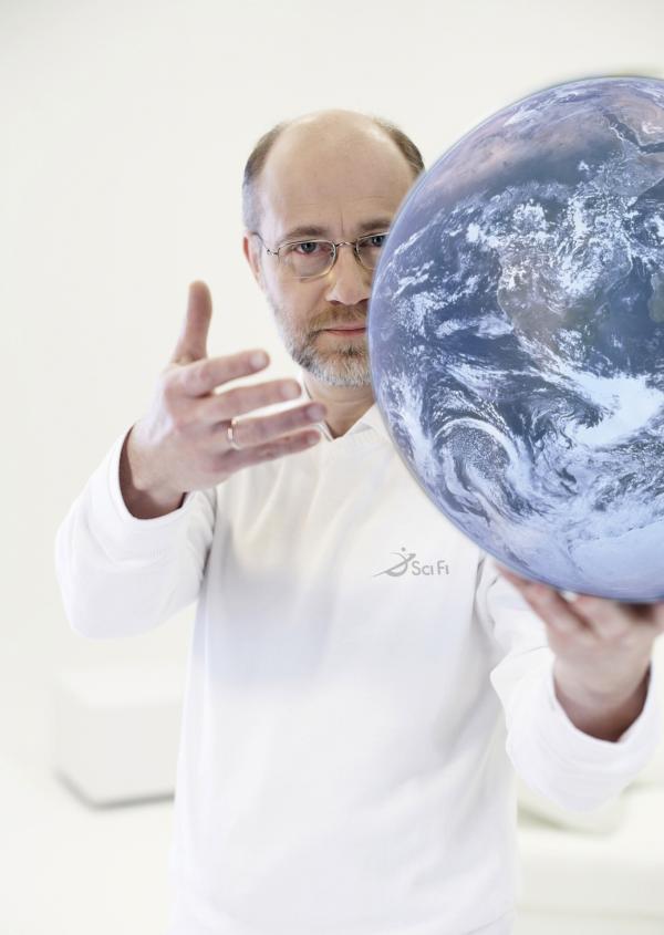Bild 1 von 2: Sci Fi setzt die Zusammenarbeit mit Astrophysiker Professor Harald Lesch fort. Das neue, interaktive Format \
