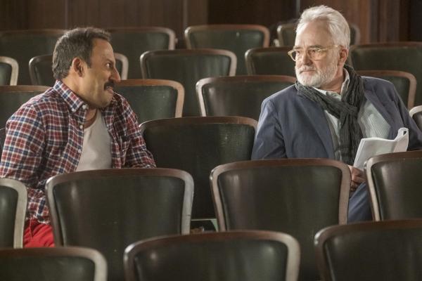 Bild 1 von 11: Reverend Jax (Rizwan Manji, l.); Arthur Cochran (Bradley Whitford, r.)
