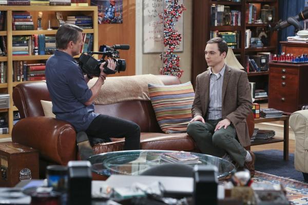Bild 1 von 14: Für eine Dokumentation von Adam Nimoy (l.) soll Sheldon (Jim Parsons, r.) über Star Trek reden. Eigentlich kein Problem für den Nerd, doch die Enthüllung eines lange gehüteten Geheimnisses führt zu einem Gefühlsausbruch ...