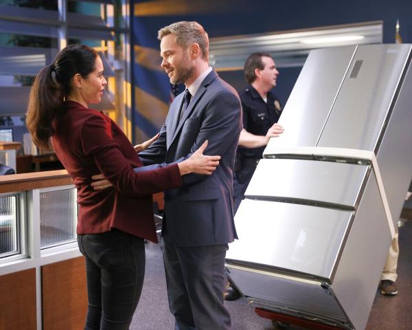 Bild 1 von 3: Wesley (Shawn Ashmore) möchte seiner Frau eine Freude machen. Daher organisiert er Lopez (Alyssa Diaz) einen Kühlschrank, um den defekten im Büro zu ersetzen.