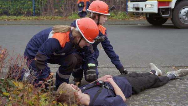 Bild 1 von 3: Marie & Marie, zusammen mit JF-Freundin Emilia bei der Verletztenversorgung.