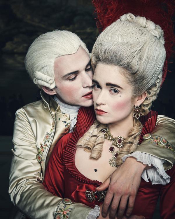 Bild 1 von 13: Valmont (Nicholas Denton, l.); Camille (Alice Englert, r.)