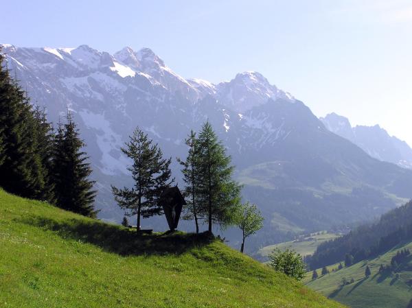 Bild 1 von 7: Der Hochkönig, mit 2.941 Metern höchster Gipfel der Salzburger Kalkhochalpen, überragt einen Lebensraum von erlesener Schönheit. Der Berg hat zwei Gesichter: ein friedvolles, ruhiges von Norden; ein zerfurchtes, zerklüftetes von Süden. Die umliegende Natur- und Kulturlandschaft des Pinzgau und Pongau mit ihren Almböden und Wäldern porträtiert Bernd Seidel im Winter und Frühsommer - in jenen Jahreszeiten, in denen diese Bergwelt ihre ganze Schönheit hervorzaubert.