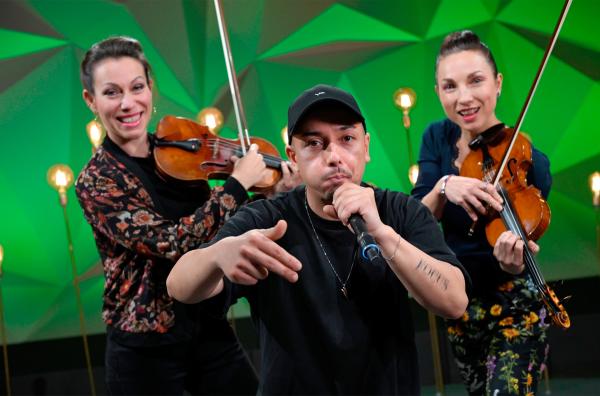 Bild 1 von 2: Wenn Beatboxer Robert Robeat Wolf mit dem Violinduo TheTwiolins auf der Bühne steht, treffen urbane Beats auf klassische Musik und es ensteht etwas, das die Fans beider Stile anspricht.