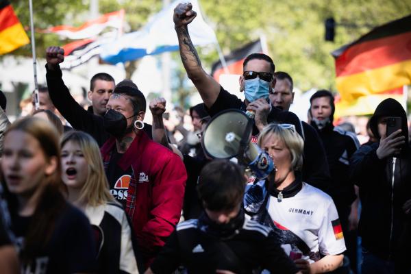 Bild 1 von 2: Die rechtsradikale Szene vernetzt sich: Querdenker und junge Neonazis demonstrieren in Berlin