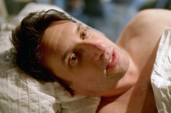 Bild 1 von 1: Der Künstler Virgile Novarina bei einer Schlaf-Performance in einem Schaufenster