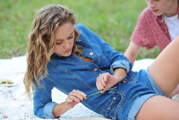 Bild 1 von 6: McKayla (Maika Monroe) zieht alle in ihren Bann.