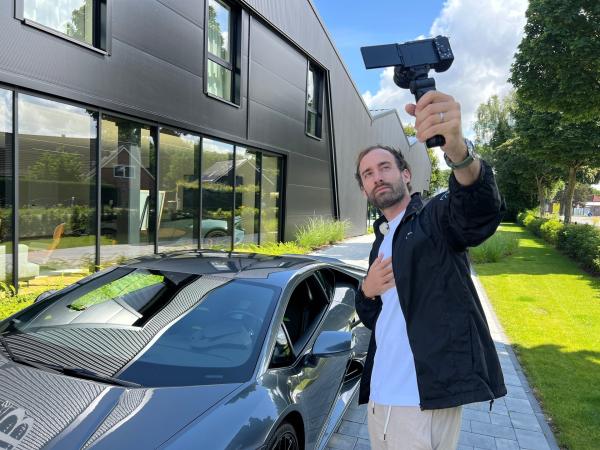 Bild 1 von 2: Jerome Böker dreht ein Video mit einem Lamborghini für YouTube.