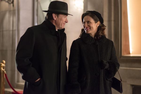 Bild 1 von 7: Estebán (Ginés García Millán, l.) Doña Blanca (Aitana Sánchez-Gijón, r.)