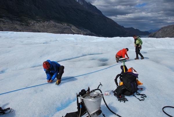 Bild 1 von 10: Regelmäßig vermessen Forscher der Humboldt Universität Berlin den schmelzenden Grey Gletscher in den südamerikanischen Alpen, um Daten für den globalen Klimawandel zu gewinnen.