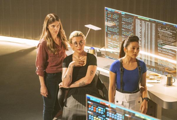 Bild 1 von 12: (v.l.n.r.) Addison Augustine (Caitlin Bassett); Ian Wright (Mason Alexander Park); Jenn Chu (Nanrisa Lee)