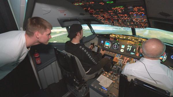 Bild 1 von 3: Flo, Harald, Peter und Tim lösen ein Weihnachtsgeschenk ein. Es ist ein Besuch im Flugsimulator in Mönchengladbach.