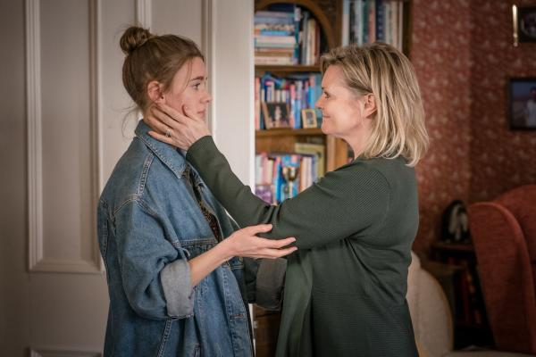 Bild 1 von 5: Rose Marshbrook (Sharon Small, r.) freut sich sehr über die Rückkehr ihrer Tochter Grace Marshbrook (Amy James-Kelly, l.) in die Familie.