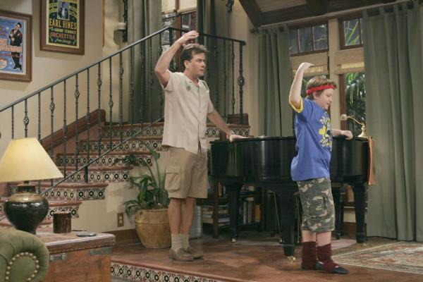 Bild 1 von 24: Jake (Angus T. Jones, r.) gibt Charlie (Charlie Sheen, l.) Unterricht in Ballett ...