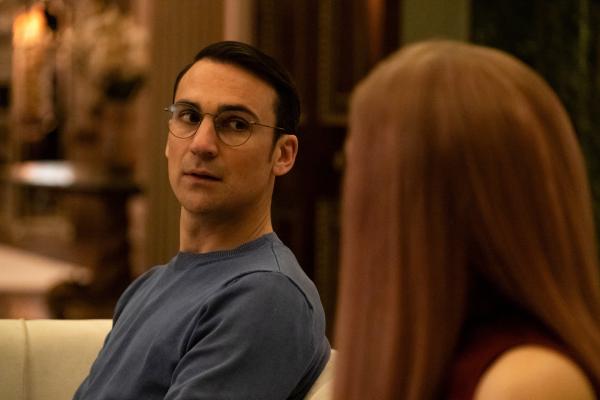 Bild 1 von 3: Aaron (Henry Lloyd-Hughes) lädt Villanelle (Jodie Comer) ein, ihn nach Rom zu begleiten, denn er hat etwas ganz Bestimmtes mit ihr vor.