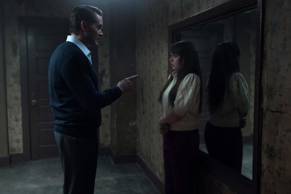 Bild 1 von 5: Der Reverend (Garret Dillahunt) stellt Faith (Nikki Hahn) zur Rede - sein Vertrauen gerät ins Wanken. In der dunklen Vergangenheit des Ortes tun sich Abgründe auf.