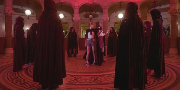 Bild 1 von 3: Jade (Georgia Pemberton, M.l.) und ihre Mutter Zoe (Dianne Weller, M.r.) im Kreis von Mystic-Hexen. Jade wurde ausgewählt, um Cece, die sowohl Wizen- als auch Mystic-Kräfte besitzt, auf die Seite der Mystics zu ziehen.