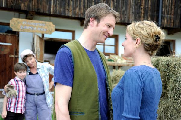 Bild 1 von 23: Im Bild: Endlich haben sich Hans (Heiko Ruprecht, 2.v.r.) und Susanne (Natalie O?Hara, r.) gefunden. Jonas (Fabian Elias Huber, l.) und Lisbeth (Monika Gruber, 2.v.l.) freut das sehr.