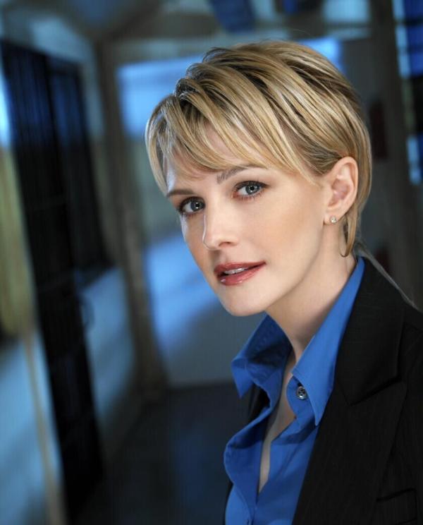 Bild 1 von 3: (3. Staffel) - Sie ist besitzt einen logisch, denkenden Verstand und die nötige Wärme, um sowohl ihre Fälle zu lösen, wie auch um sich in die Hinterbliebenen hinein zu versetzen: Lilly Rush (Kathryn Morris)